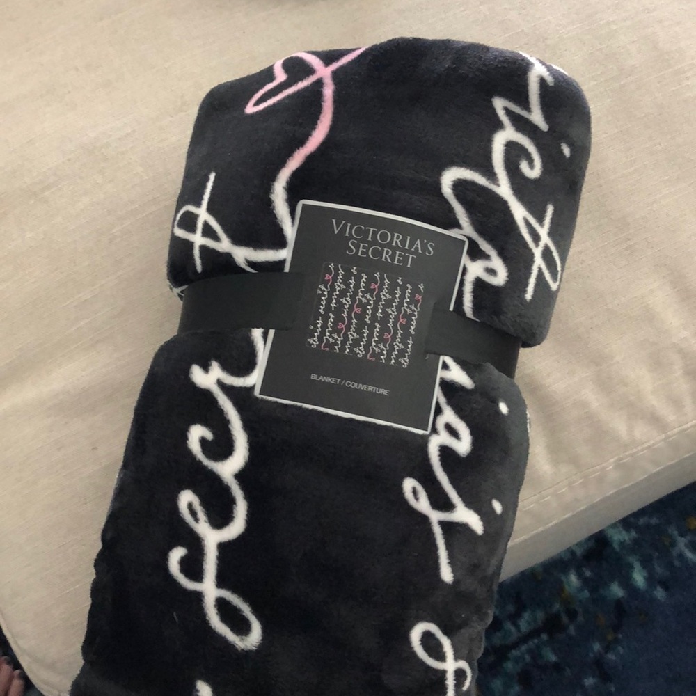 NWT Victoria’s Secret Plush Blanket! Soft & comfy!